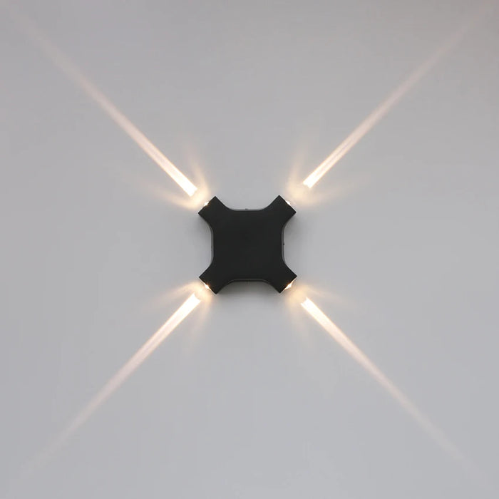 Applique murale LED extérieur étanche noire 4 côtés éclairant un jardin