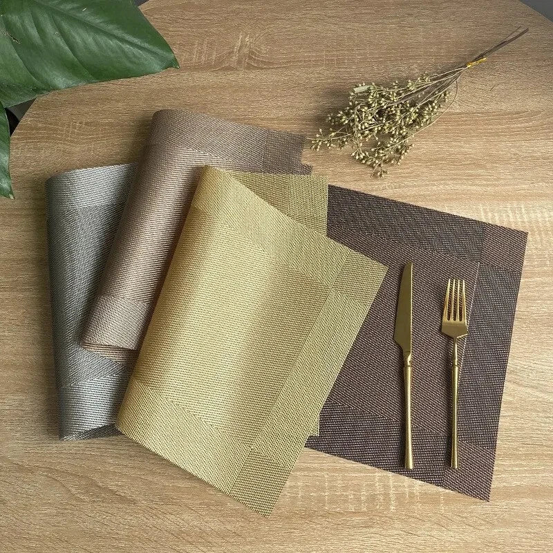 tapis table moderne rectangle polyestertapis gris beige marrondoré assiettes blancscouvertscuillèrescafétassesisolant