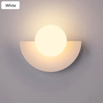 lampes murales modernes blanc rouge noir jaune sphères translucides demi cercles opaques minimaliste