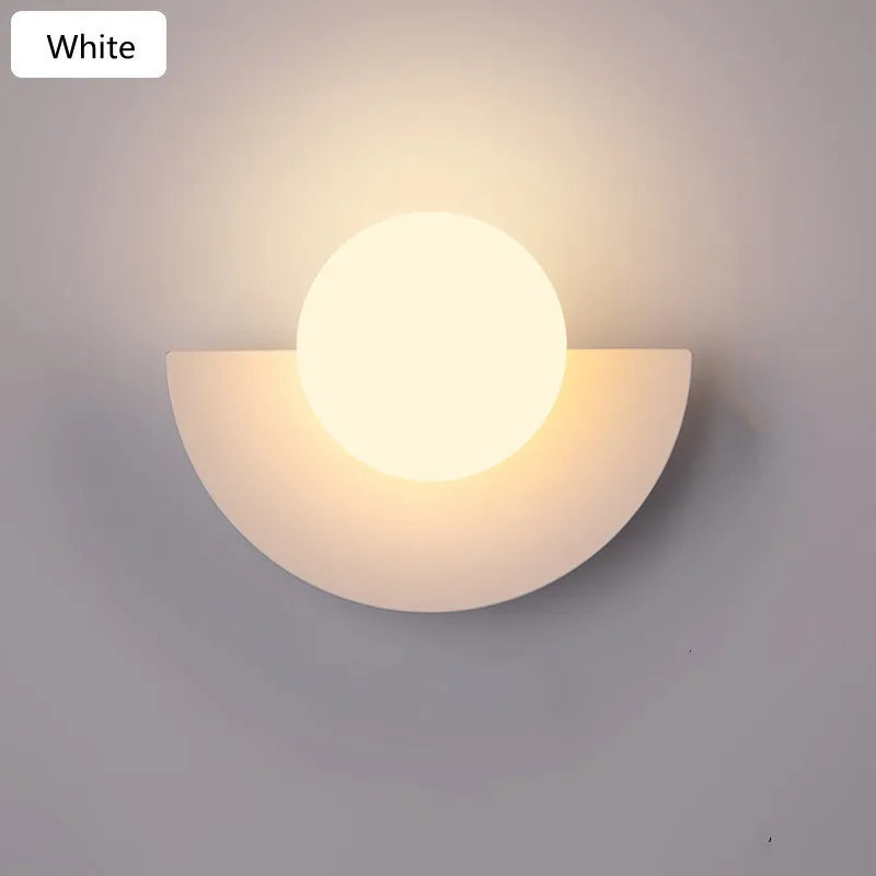 lampes murales modernes blanc rouge noir jaune sphères translucides demi cercles opaques minimaliste