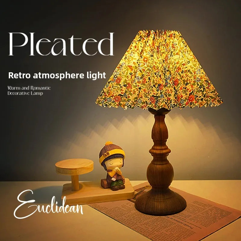 lampe table vintage romantique bois marron tissu multicolore fleurs imprimées jaune rouge bleu