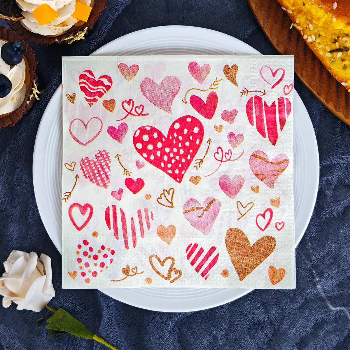 serviettes papier st valentin coeurs fleches romantiques decoration mariage festives rouges roses