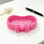 rangement bijoux rose blanc nœud papillon doux féminin surface lisse mat organisateur coiffeuse cosmétiques
