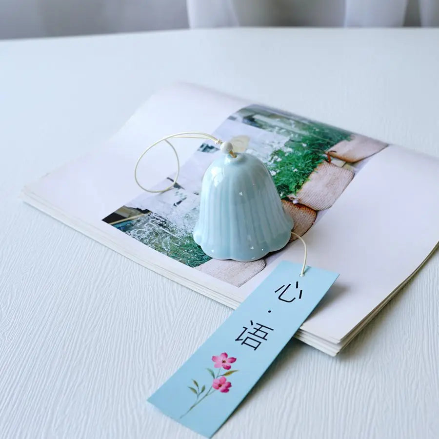 cloche vent céramique relief floral jardin artisanal blanc rose bleu
