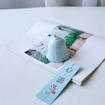 cloche vent céramique relief floral jardin artisanal blanc rose bleu