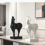 statues chevaux modernes minimalistes noir blanc decoration intérieure art contemporain