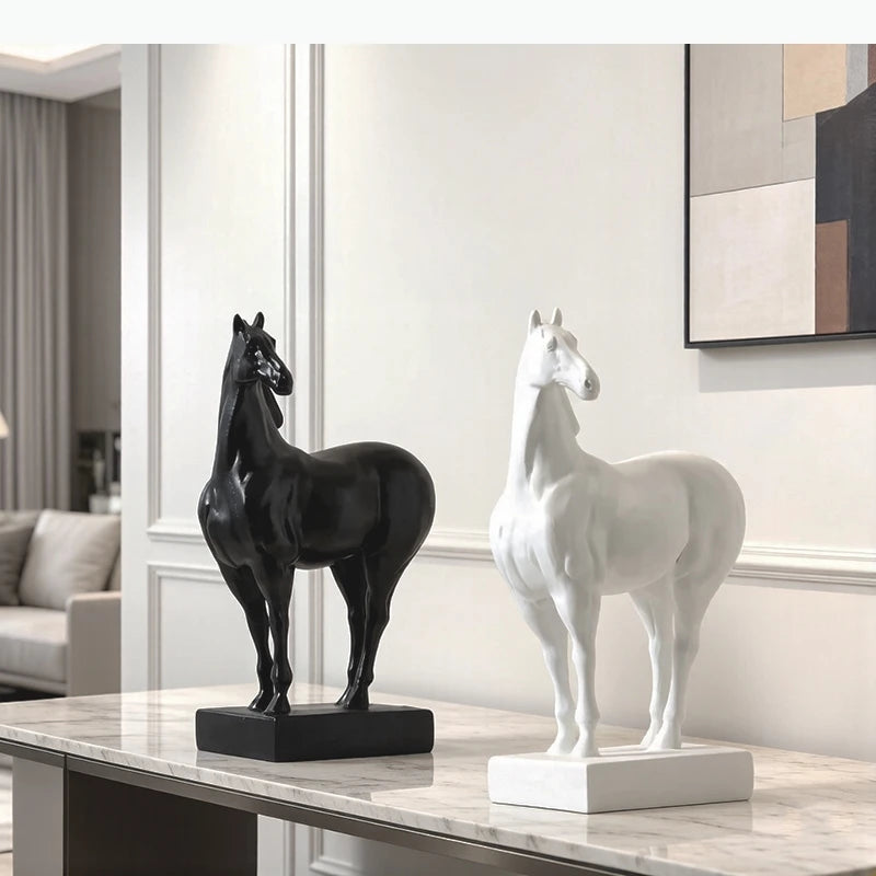 statues chevaux modernes minimalistes noir blanc decoration intérieure art contemporain