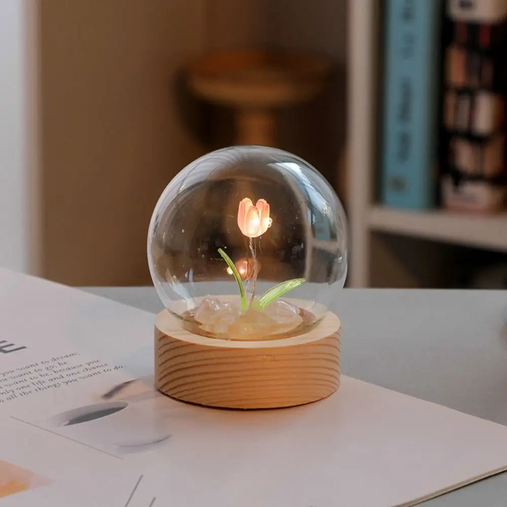 veilleuse boule verre tulipes artificielles feuilles vertes blanches base bois moderne transparente chambre décoration