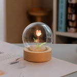 veilleuse boule verre tulipes artificielles feuilles vertes blanches base bois moderne transparente chambre décoration