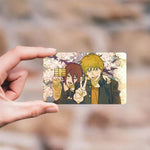 cartes bancaires étanches résistantes adhésives illustration anime personnages fond floral multicolore jaune brun vert