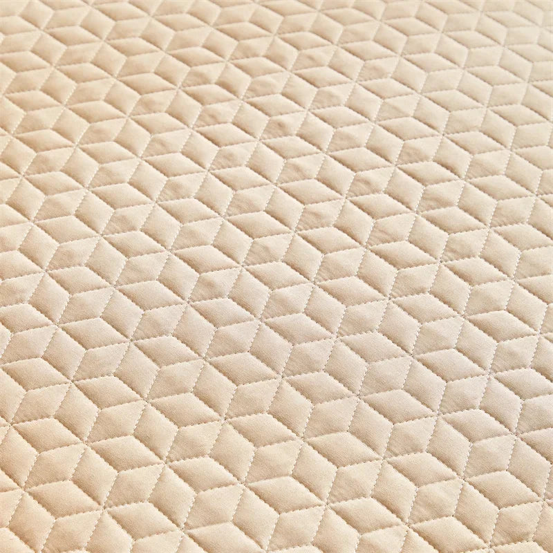 Couvre-lit beige dans une chambre d'amis élégante