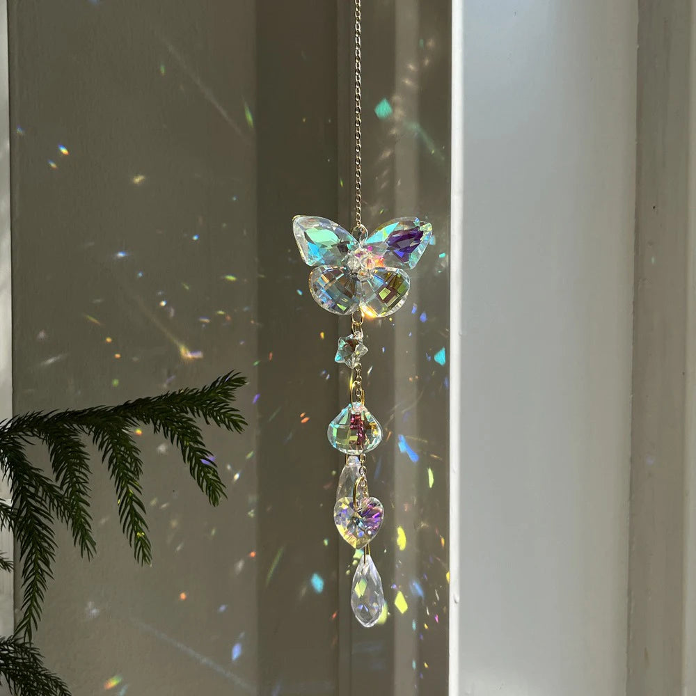 pendentif papillon cristal transparent décoratif chaîne dorée attrape soleil fenêtre jardin reflet arc ciel