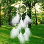 attrape rêves traditionnel blanc plumes blanches décoration maison amour pastorale matière organique