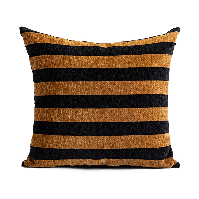 Coussin rayé noir et doré avec une texture soyeuse et élégante.