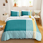 Housse de couette sur lit king size avec décoration chambre