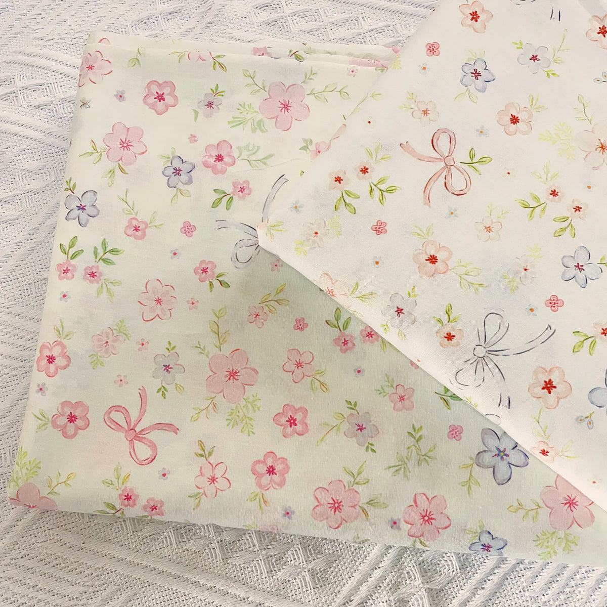 tissu coton imprimé fleurs rubans vintage blanc rose vert gris popeline respirant 145cm large