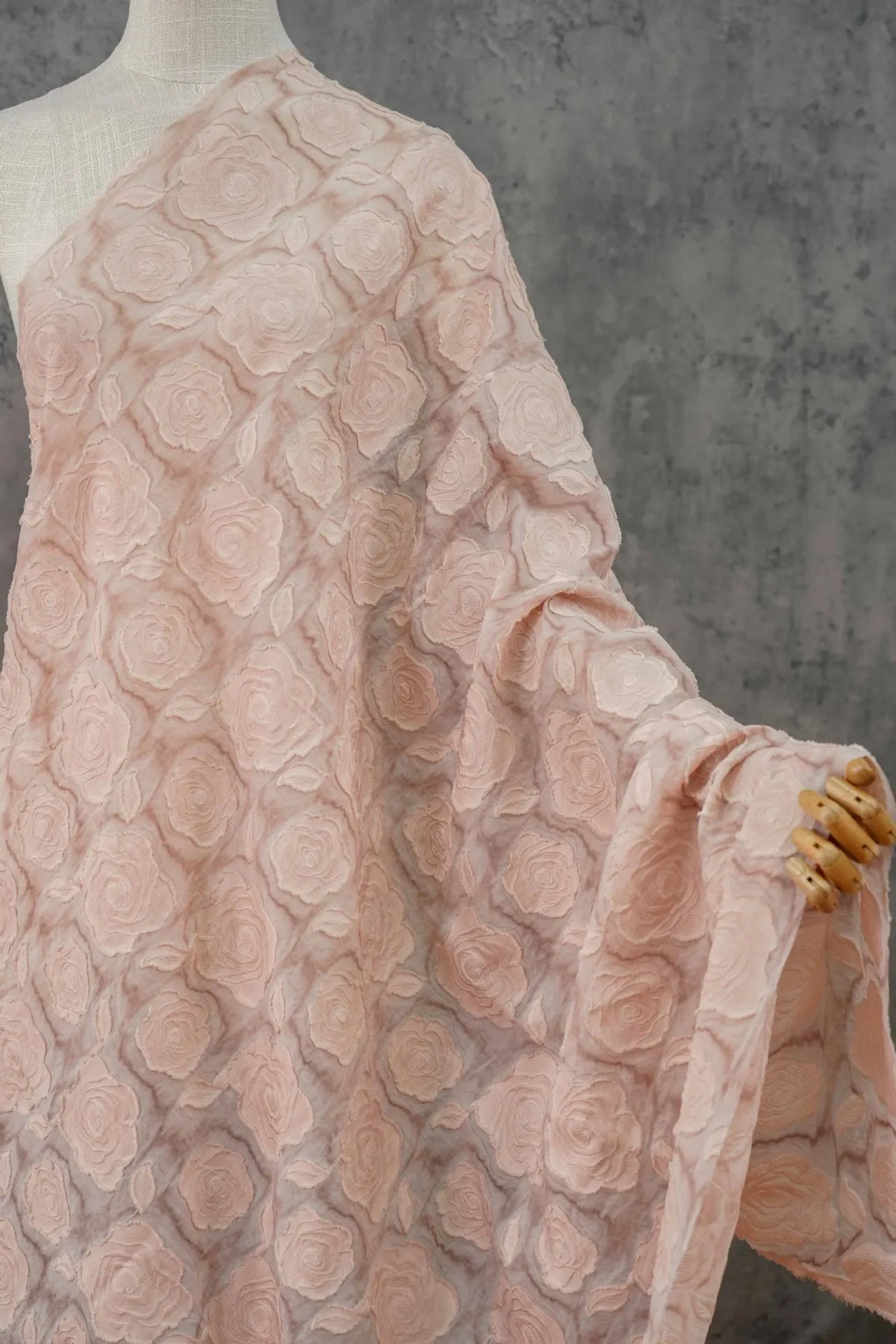 tissu brocart rose clair rose relief polyester texturé élégant opaque mètre diy création textile