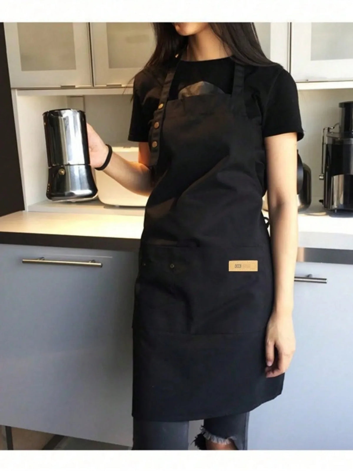 tablier noir gris uni classique épaulettes poche avant boutons dorés cuisineôtel nettoyage