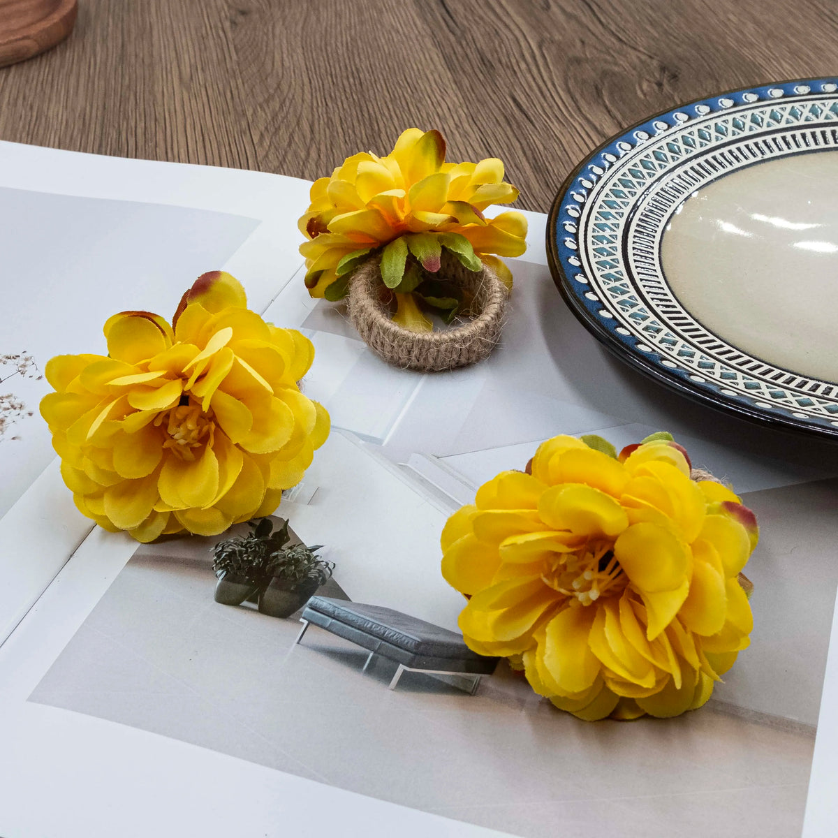 serviettes pliées fleurs artificielles ruban beige blanc rose décoratives table événement