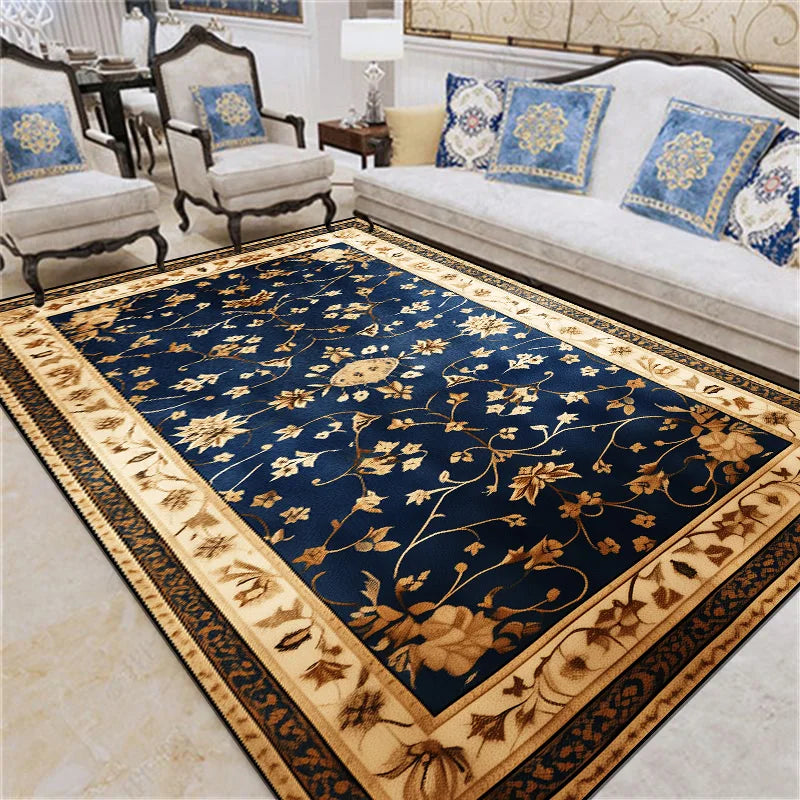 Tapis de sol de style oriental avec un motif floral délicat sur un fond bleu foncé, entouré d'une bordure beige et brune élégante, placé dans un salon cosy avec des meubles traditionnels.