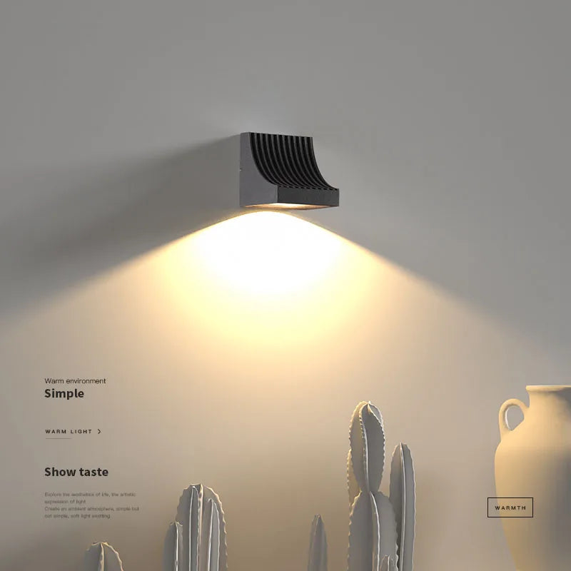 applique murale moderne noir rayures horizontales lumiere jaune orangé led fixations chambre salon