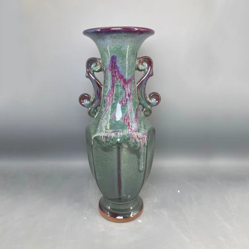 Vase en céramique vintage vert et violet avec des motifs décoratifs sur le col.