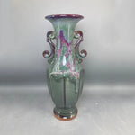 Vase en céramique vintage vert et violet avec des motifs décoratifs sur le col.