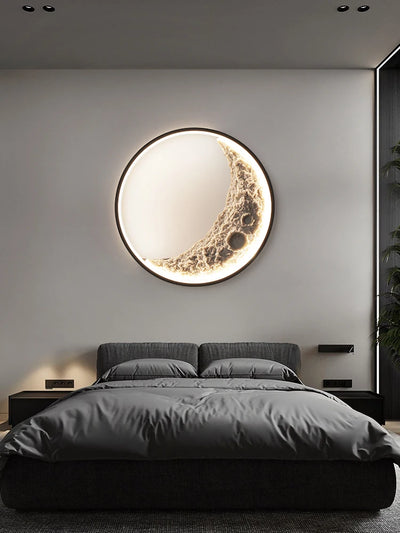 Applique murale lune moderne en forme de croissant éclairant un salon contemporain