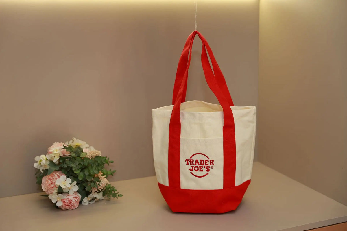 sac main toile verte rouge blanc jaune trader joes logo poignées simple pratique