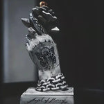 ornements céramique moderne sculpture main pistolet fleur contemporain gothique tatouage floraliaux socle carré