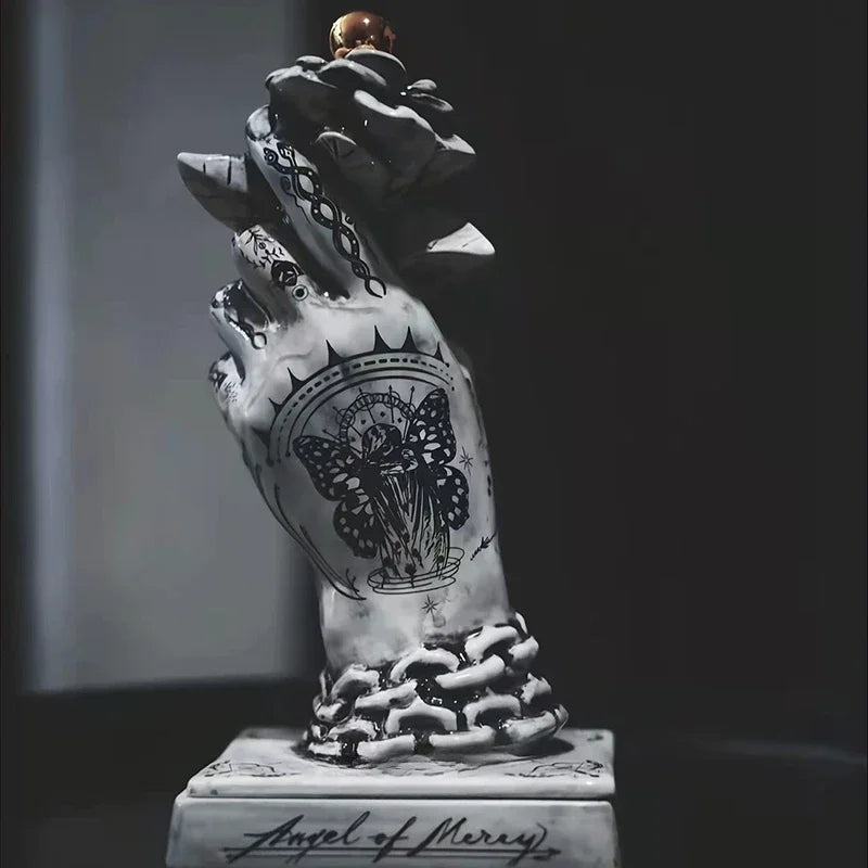 ornements céramique moderne sculpture main pistolet fleur contemporain gothique tatouage floraliaux socle carré
