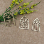 fenêtres décoratives gothiques arches croix motifs géométriques bois beige clair décoration intérieure artisanat miroir