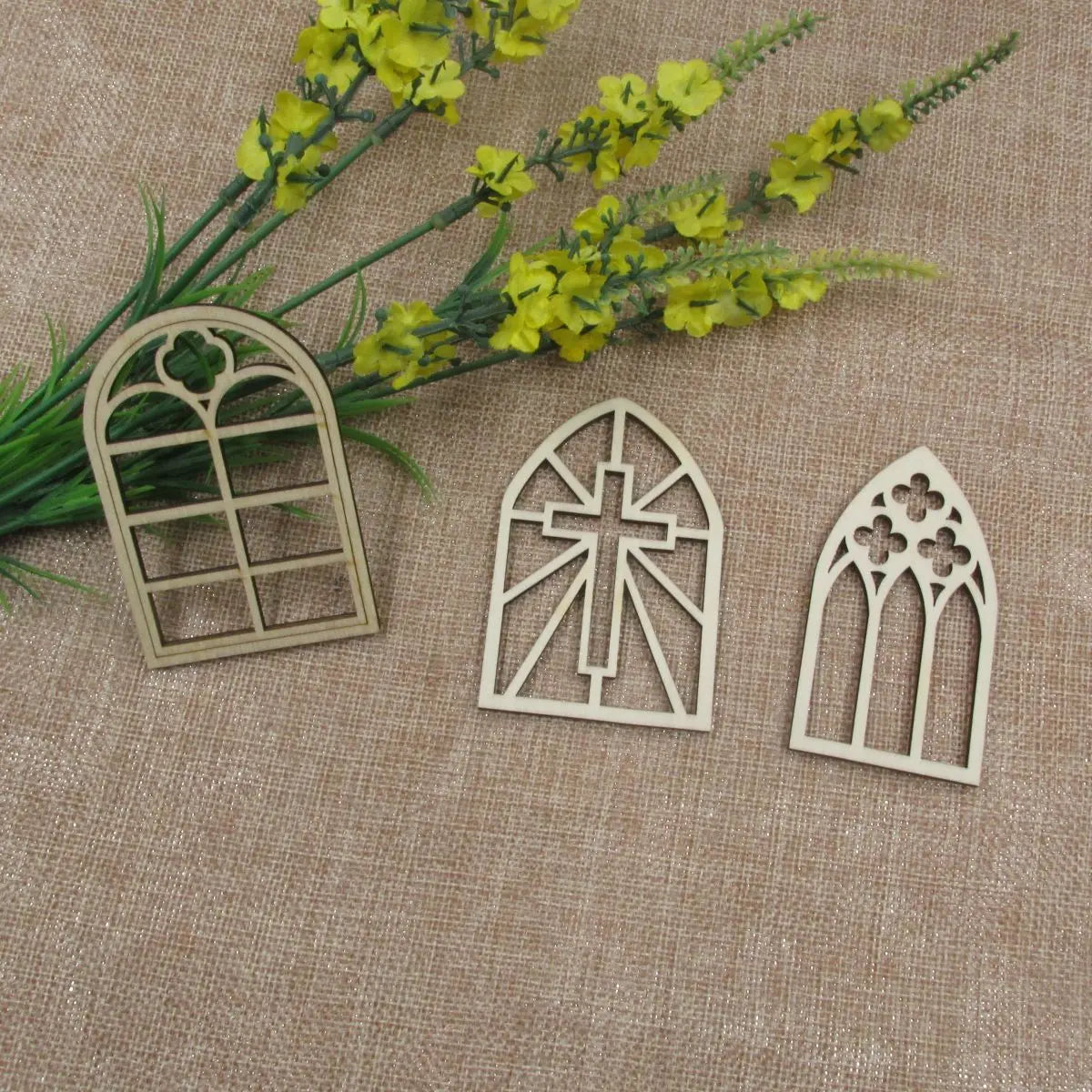 fenêtres décoratives gothiques arches croix motifs géométriques bois beige clair décoration intérieure artisanat miroir
