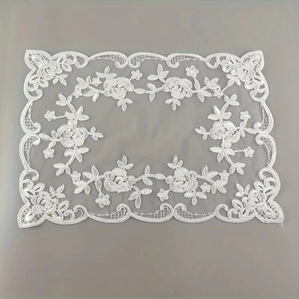 serviettes table dentelle florale blanc beige classique romantique table manger fête pâques