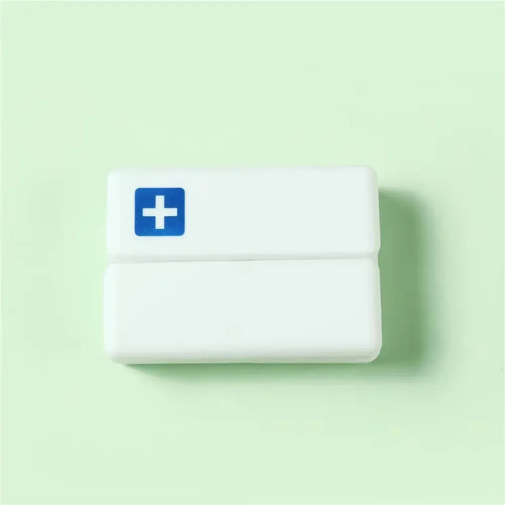 boîte pilules hebdomadaire compartiments couleurs pastel croix blanche moderne pratique