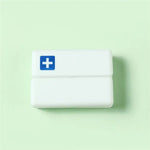 boîte pilules hebdomadaire compartiments couleurs pastel croix blanche moderne pratique