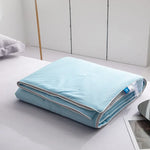 couverture d'été légère soie glacée bleu clair gris grande taille chambre moderne