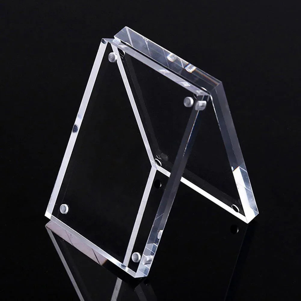 Cadre photo acrylique transparent magnétique sur un bureau