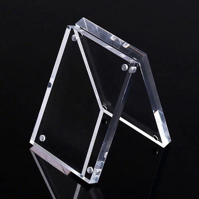 Cadre photo acrylique transparent magnétique sur un bureau