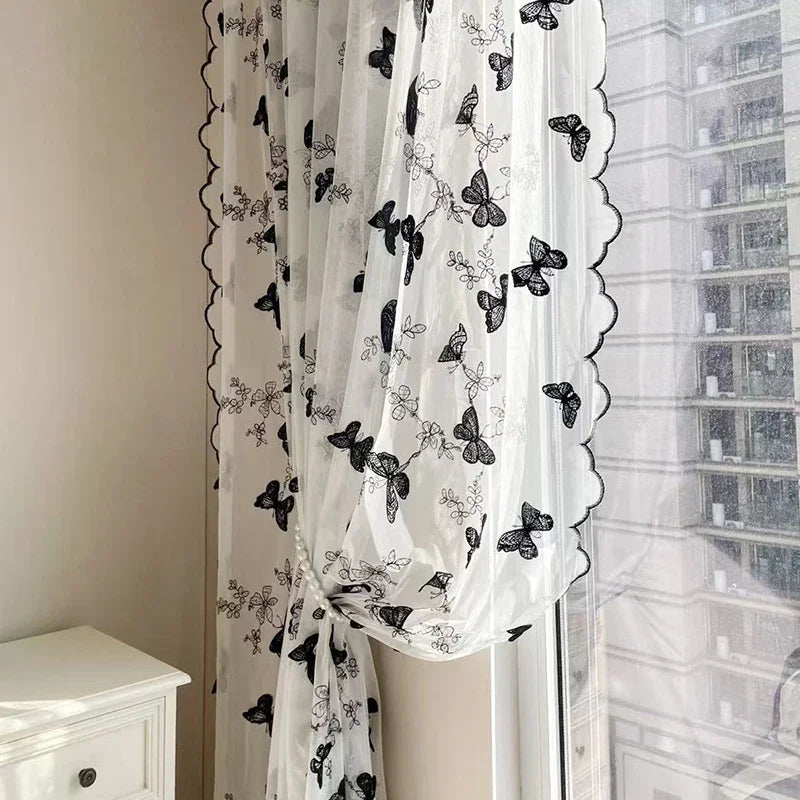 rideau transparent blanc motif papillon noir bordure dentelée classique fenêtre salon chambre