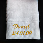 Serviette de bain blanche utilisée dans un salon de beauté élégant