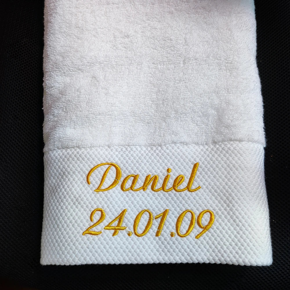 Serviette de bain blanche utilisée dans un salon de beauté élégant
