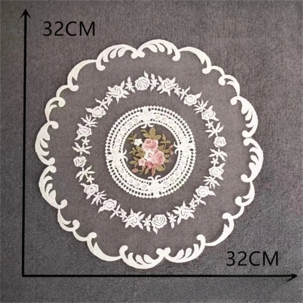 nappe table décorative brodée dentelle fleur rose motif circulaire vintage shabby chic semi transparent