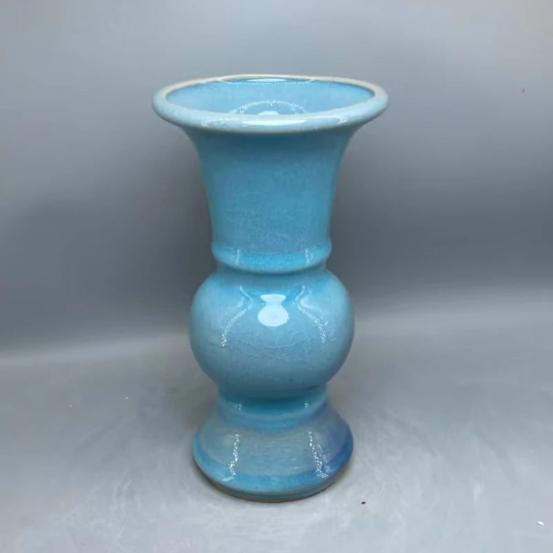 Vase de style poterie en céramique bleu clair.