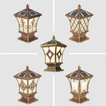 Lampe solaire extérieure moderne noire dans un jardin