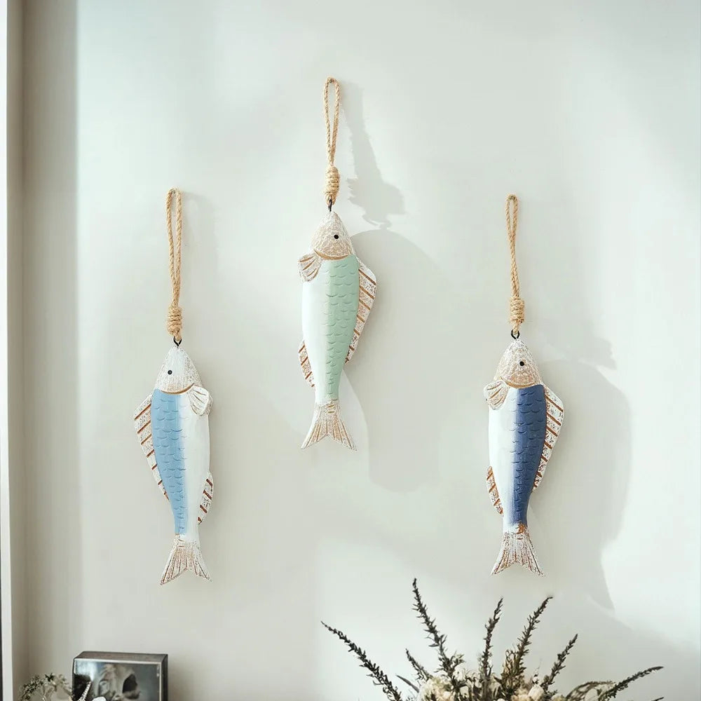 décoration murale poisson bois méditerranéen suspendu bleu vert blanc vieux effet bord mer océan