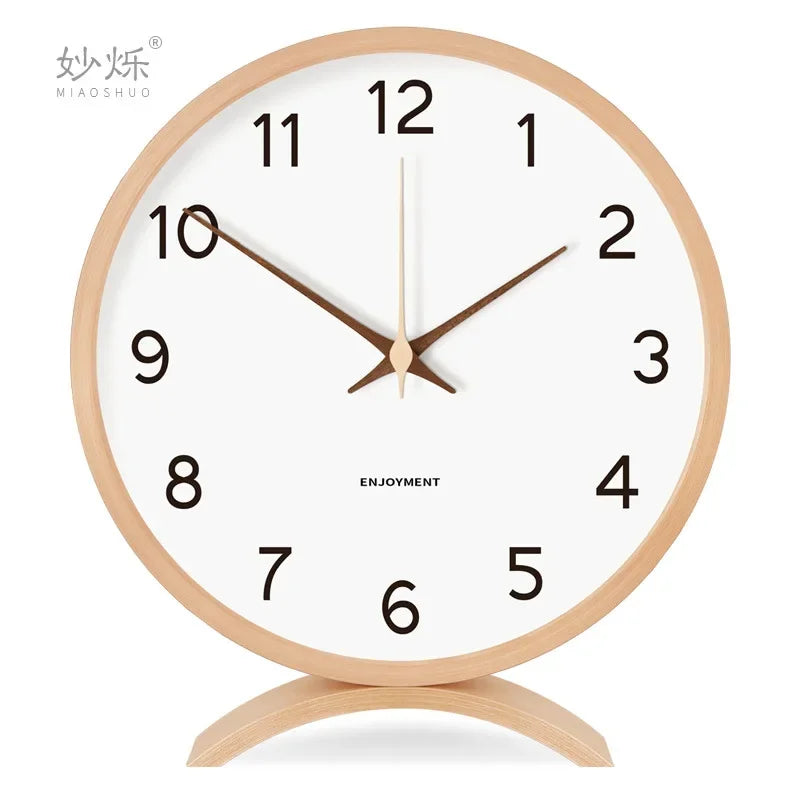 horloge moderne bois naturel cadran blanc chiffres noirs fond violet gris