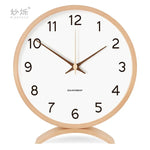 horloge moderne bois naturel cadran blanc chiffres noirs fond violet gris