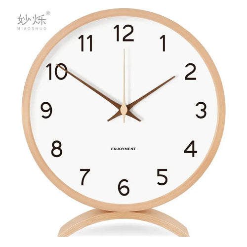 horloge moderne bois naturel cadran blanc chiffres noirs fond violet gris