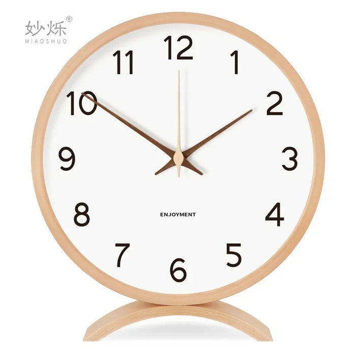 horloge moderne bois naturel cadran blanc chiffres noirs fond violet gris